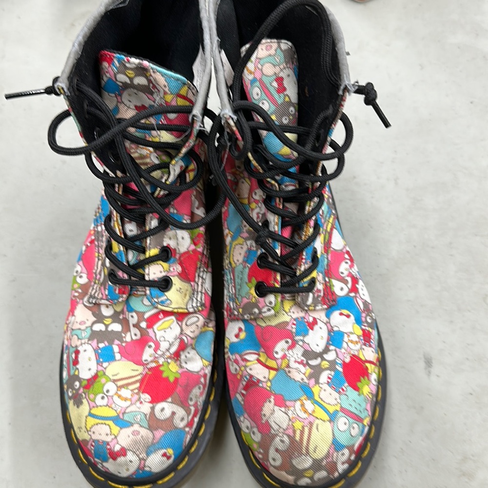 Dr Martens sanrio shoes sz 8 ladies US Rare